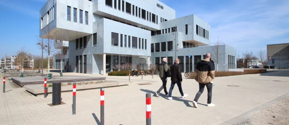 Die Poller an der Campusallee können jetzt zu Großveranstaltungen umgelegt werden. - © Archivfoto: Jens Rademacher