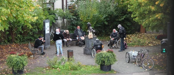 Rund um den Brunnen mit dem Borrelmanneke, einem Standbild aus Detmolds Partnerstadt Hasselt in Belgien, halten sich regelmäßig Menschen aus der Trinkerszene auf. - © Jana Beckmann