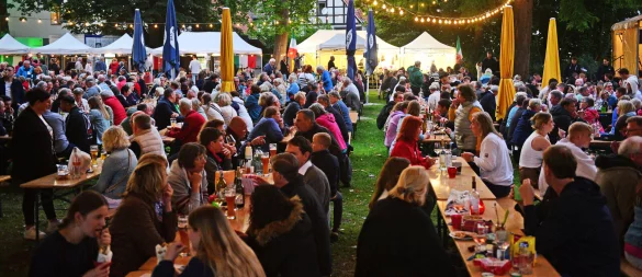 Strohsemmelfest in Lemgo: Es sind so gut wie alle da. - © Nicole Ellerbrake