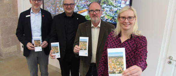 Klaus Drücker (Vorstandsvorsitzender Sparkasse Lemgo, von links), Bürgermeister Markus Baier, Norbert Stukenbröker (Vorsitzender Haus und Grund Lemgo) und Sarah Nagel (Geschäftsführerin Mieterbund OWL) halten den neuen Mietspiegel für Lemgo in den Händen. - © Nadine Uphoff