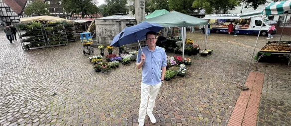 Auch im Regen hat der Markt für Christian M. Meinardus durchaus Charme. - © Sven Kienscherf