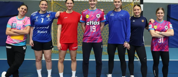 Sieben Blomberger Spielerinnen spielen bei der WM. Die Vorfreude bei (von links) Ona Vegué, Diana Magnusdottir, Nuria Bucher, Nieke Kühne, Andrea Jacobsen, Elin Magnusdottir und Alexia Hauf ist riesengroß. - © Paul Cohen