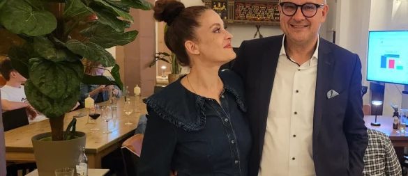 Markus Baier mit Ehefrau Maike am Wahlabend. Er bleibt Bürgermeister und setzt sich mit 57,8 Prozent der Stimmen durch. - © Katrin Kantelberg