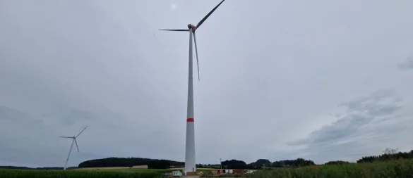 Das Windrad an der Lütter Straße bei Voßheide soll nächste Woche seinen Betrieb aufnehmen. - © Nadine Uphoff