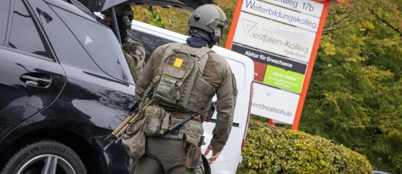 Auch einige Spezialeinsatzkräfte waren am Mittwoch auf dem Gelände des Paderborner Westfalen-Kollegs im Einsatz. - © Niklas Tüns