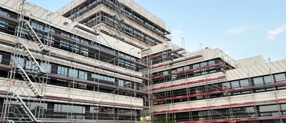 Bald soll es verschwinden: Das Gerüst am Hauptgebäude der TH. - © Martin Hostert
