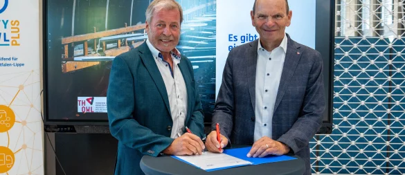 Professor Dr. Jürgen Krahl, Präsident der TH OWL (r.), und Klaus Meyer,
Vorsitzender des VDI OWL (l.), besiegeln beim 16. ing.meet.ing ihre künftige
Zusammenarbeit mit einer Kooperationsvereinbarung. - © TH OWL