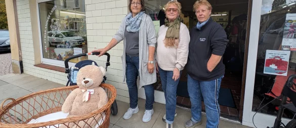 "Der etwas andere Laden" in Hohenhausen wird vom Verein „Gemeinsam im Kalletal" betrieben. "Es reicht", sagen die Vorsitzende Iris Schön (von links), Projektleiterin Uschi Buche und Helferin Renate Porps zu den "Müllspenden", die einfach abgeladen würden. Teddy und Stubenwagen gehören natürlich nicht dazu. - © Annika Langhagel