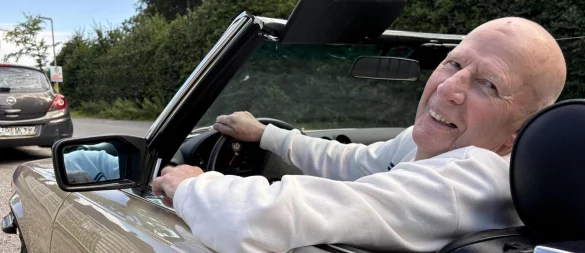 Dieter Holthaus am Steuer seines Mercedes Cabriolet 300 SL, Baujahr 1986. - © Martin Hostert
