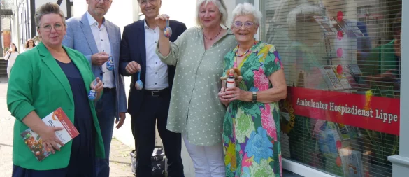 Manuela Vicky Sieker (geschäftsführende Koordinatorin Hospizdienst Lippe, von links), Axel Martens (Vorstand Rotary Detmold-Blomberg), Stefan Karsch (Präsident Rotary Detmold-Blomberg), Ute Kiel (Trauerbegleiterin beim Hospizdienst Lippe) und Waltraud Gomm (Vorstand und Trauerbegleiterin Hospizdienst Lippe). - © Jost Wolf