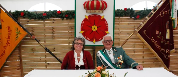 Tanja Funke ist die neue Königin des Schützenvereins Einigkeit Meiersfeld-Rödlinghausen. Sie ist die erste Frau, die die Königwürde erlangte. Ihr Begleiter für die nächsten zwei Jahre Regentschaft wird Frank Schulz (rechts) sein. - © Juliana Szabo