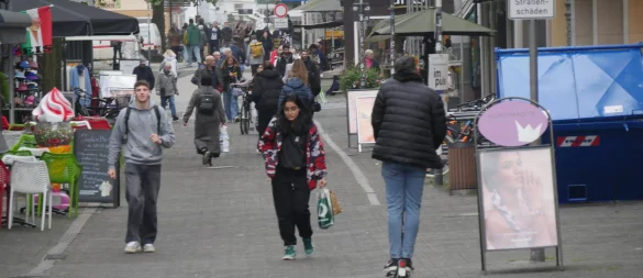 Auch bei viel Fußgängerverkehr und an Markttagen schlängeln sich manche E-Scooter-Fahrer durch die Fußgängerzone. - © Jost Wolf