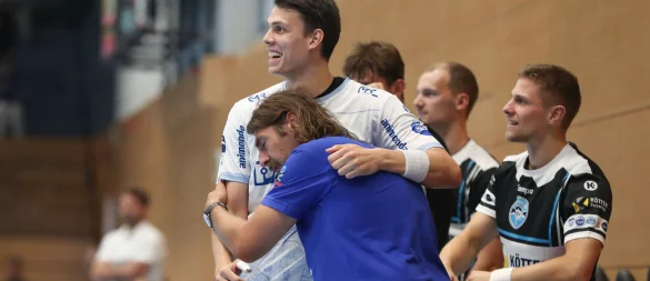 „Kuscheln“ unter Kontrahenten: Lemgos Frederik Simak tröstet Sebastian Hinze nach einer Schiedsrichter-Entscheidung, die nicht im Sinne des Eisenacher Trainers ausfiel. - © Jan Huebner