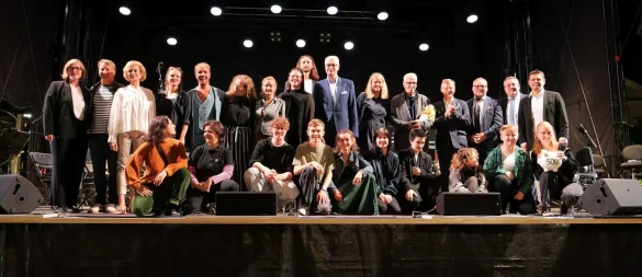 Verleihung des Theaterpreises: Mit Natascha Mamier, Patrick Hellenbrand, Dr. Beate Schütz, Rebecca Stute, Nikos Striezel, Katrin Aissen, Katharina Torwesten, Emilia Ebert, Levin Mischel, Jürgen Wannhoff, Kirsten Uttendorf, Rainer Worms, Stephan Prinz zur Lippe, Max Giesdorf, Dr. Axel Lehmann und Andreas Trotz (stehend von links) mit Jugendlichen des Teen- und EigenArt-Clubs (vorne). - © Thomas Krügler