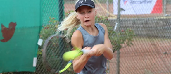 Mila Baden aus Lage zieht voll durch. Die Zwölfjährige rang ihre Gegnerin zum Auftakt im Champions-Tiebreak nieder. - © Sebastian Lucas
