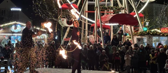 Mandy Shuraty (Mitte) und Jens Schwarze von "Feuerflut" aus Herford führen ihre heiße Jonglage vor Hunderten Zuschauern an der Steege vor. - © Thomas Reineke