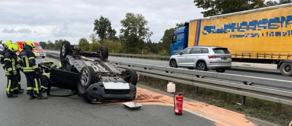 Bei einem Unfall auf der A33 bei Hövelhof überschlug sich eines der beteiligten Autos und blieb in Richtung Brilon auf der linken Fahrspur auf dem Dach liegen. - © Feuerwehr Hövelhof
