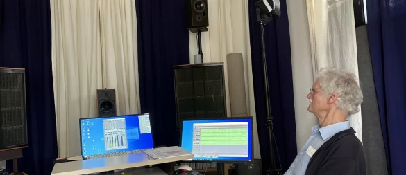 Werner Dabringhaus (Geschäftsführer von "Dabringhaus und Grimm") zeigt den Unterschied zwischen Stereo, Surround und 3D-Audio. - © Jan Schillmann
