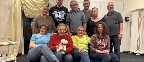 Das Team vom StattTheater ist stolz, dank der Hilfe des Publikums so viel Geld für Kinder in Malawi spenden zu können. - © StattTheater