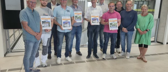 Die Preisträger und Jurymitglieder des ersten Lipper Fassadenwettbewerbs: Peter Zoernack, Florian Brühl (Thorsten Gutsell), Markus Rempe (Kreishandwerkerschaft) Obermeister Andreas Hempe, Jochen Heering (Stadt Schieder-Schwalenberg), Johannes Pöld, Simon Vietmeier (Architekt), Malermeister Andreas Arnst, Andreas Heidemann und Stephan Golücke (alle drei: Malermeister Heidemann und Golücke GbR), Catrin Will (Stadt Detmold). - © Kreishandwerkerschaft