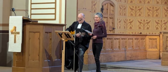 Mit Gitarre im Abschiedsgottesdienst: Matthias Schmidt mit Kirchenmusikerin Uta Singer. - © Karin Hörstmann