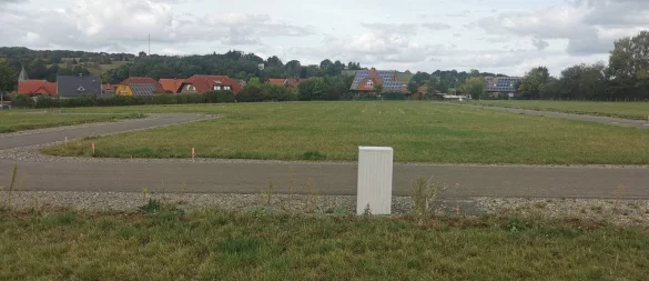 Straße da, Häuser bald auch: Die Gemeinde Extertal meldet eine hohe Nachfrage nach Grundstücken im Almenaer Neubaugebiet "Siekbach II". - © Sylvia Frevert