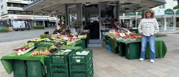 Birgit von Bremen betreibt seit 1998 den Obststand "Fruchtgarten" am Schliepsteiner Tor. Nun hört die 67-Jährige auf und geht in den Ruhestand. - © Sven Kienscherf