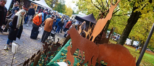 Vom Heinrich-Drake-Platz bis in den Kurpark hinein konnten sich die Besucher des Bauernmarkts an den zahlreichen Angeboten sattsehen. - © Nicole Ellerbrake