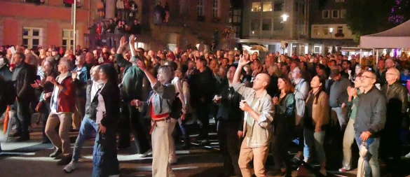 Das Publikum feiert ausgelassen die Musik der Sommerbühne auf dem Marktplatz. - © Thomas Krügler