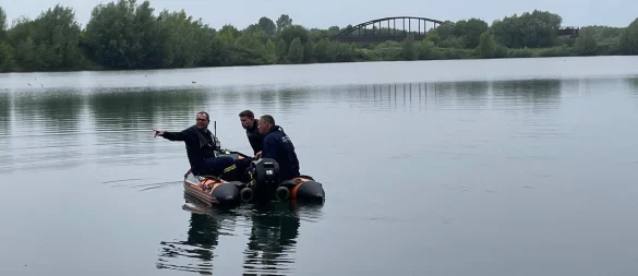 Die Tauchergruppe der Feuerwehr Petershagen war mit ihrem Sonarboot im Einsatz. - © Jan Henning Rogge