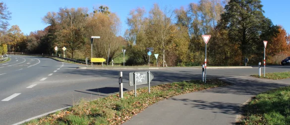 Die geänderte Vorfahrtsregelung an der Kreuzung Brokhausener Straße/Lemgoer Straße führt häufig zu Verwirrung bei Verkehrsteilnehmern. - © Raffael Giebel