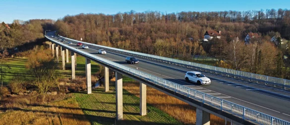Noch hält sie der Belastung stand, haben Prüfungen ergeben. Und das ist auch gut so, denn bis 2027 muss die Passadetalbrücke auf alle Fälle noch durchhalten. - © Nicole Ellerbrake