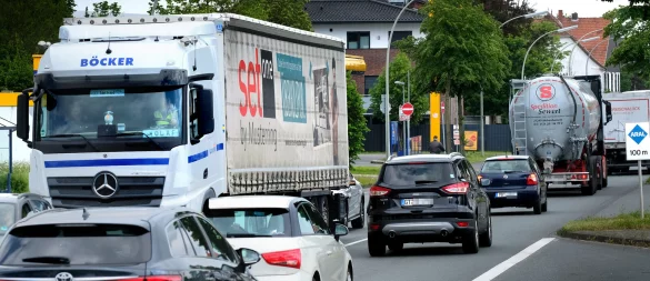 Sechs geplante Ortsumgehungen in OWL können nun weiter verfolgt werden, doch bei vielen dürfte die Fertigstellung noch Jahre dauern. Dazu gehört auch die Entlastung der B64, die durch Herzebrock-Clarholz führt. - © Andreas Frücht