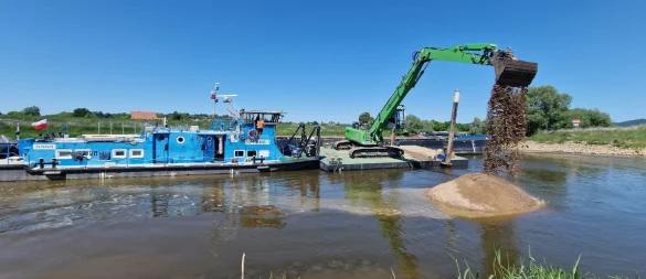 Ein Bagger schaufelt den Sand vom Schiff, um es zu befreien. - © Nadine Uphoff