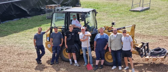 Einige der Aufbau-Helfer beim "Lippe Open Air": (von links) Sven Clauß, Andre Kotowski, Erik Tappe, Michael Nolting, Jens Bolte, Sören Theismann, Peter Daletzki und Robert Alwers im Radlader. - © Nadine Uphoff
