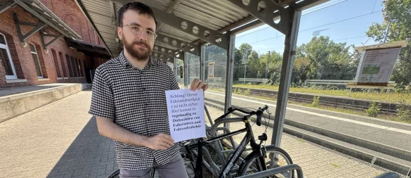 Seyyid Yildirim sind schon zwei Räder am Bahnhof in Bad Salzuflen gestohlen worden, berichtet er. Um andere vor dem gleichen Schicksal zu bewahren, hängt er Zettel auf, die vor Diebstahl warnen. - © Sven Kienscherf