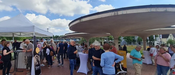 700 Probierschlückchens sind nach Angaben der Stadt am Mittwoch auf dem Roten Platz verteilt worden. - © Stadt Bad Salzuflen