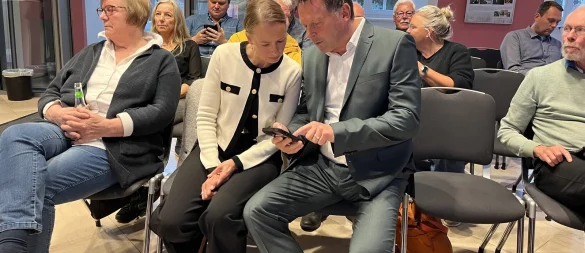 Frank Hilker und seine Gattin verfolgen die Schnellmeldungen auf dem Handy. - © Jana Beckmann