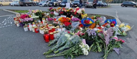Immer mehr Menschen haben Blumen auf dem Edeka-Parkplatz niedergelegt. - © Nadine Uphoff