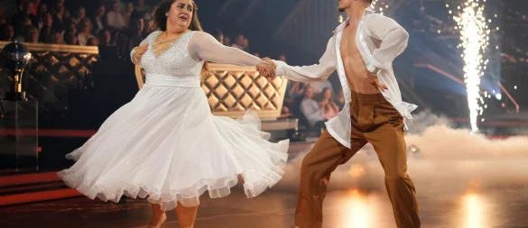 Die Bielefelderin "Selfiesandra" und Zsolt Sándor Cseke tanzen bei den "Magic Moments" einen Freestyle. - © Foto: RTL / Stefan Gregorowius