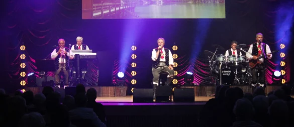 Volle Reihen, gute Stimmung: Die Kastelruther Spatzen sorgten in der Konzerthalle für ein grandioses Konzerterlebnis vor fast ausverkauftem Haus. - © Juliana Szabo