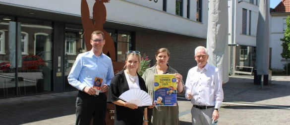 Bürgermeister und Vereinsvorsitzender Matthias Kalkreuter (von links), Lea Pommerenk, Julia Hinkelmann und Thomas Voss (alle Stadtmarketing) stellen das Programm für die drei Wochenenden vor. - © Lorraine Brinkmann