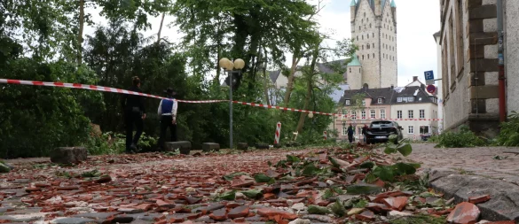 Eine Spur der Verwüstung: 2022 tobte ein Tornado durch Paderborn und fegte in der Michaelstraße die Ziegel vom Dach. - © Holger Kosbab