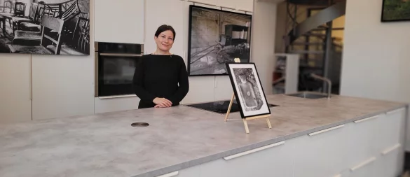 Stephanie Brunsiek in der großen Küche in der ehemaligen Brauerei. Die Familie nutzt sie zum Treffen im größeren Kreis. - © Katrin Kantelberg
