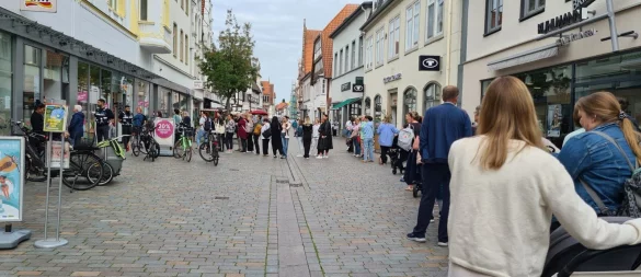 Die Schlange vor dem dm-Markt in der Mittelstraße war schon zur Ladenöffnung am Morgen lang. - © Birgit Zierke