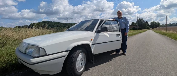 Dirk Düllmann kaufte sein ehemaliges Familienauto 2020 als Oldtimer nach: Einen Citroën BX von 1987. Der Wagen ist bekannt für seine markante avantgardistische Keilform. Eine Besonderheit: der außergewöhnliche Federungskomfort. Auch technisch war der BX seiner Zeit voraus – mit geringem Gewicht dank Kunststoffteilen und einem überraschend geringem Verbrauch. - © Annika Langhagel