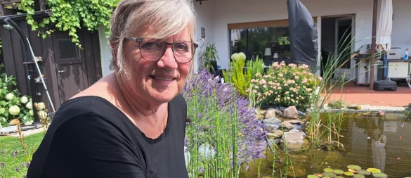 Heike Görder, Kandidatin der UKTM für das Amt der Landrätin, an ihrem Lieblingsort: ihrem Garten. - © Carolin Brokmann-Förster
