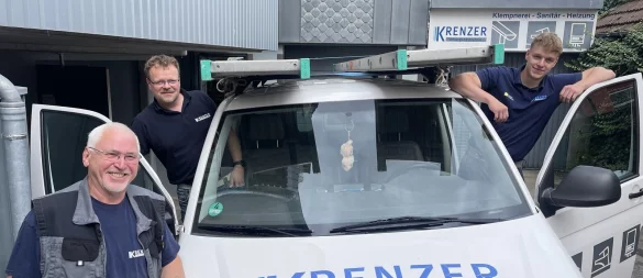 Als Wilhelm Machentanz (vorne) als Azubi in die Firma Krenzer einstieg, war sein heutiger Chef Karsten Krenzer (links hinter ihm) gerade sechs Wochen alt. Wenn es so weitergeht, wird Willi auch den vierten Chef noch erleben, Mattis Krenzer (rechts). - © Silke Buhrmester