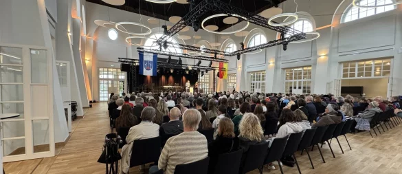 Auf der Bühne freuten sich Bürgermeister Dirk Tolkemitt und Anna Hertel, Vorsitzende des Fördervereins Bad Salzuflen-Millau Partnerschaft" über das gelungene Jubiläum. - © Sven Kienscherf
