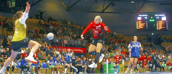 Charlotte Kähr (Zwickau) scheitert hier an Blombergs Torhüterin Melanie Veith. - © Frank Kruczynski